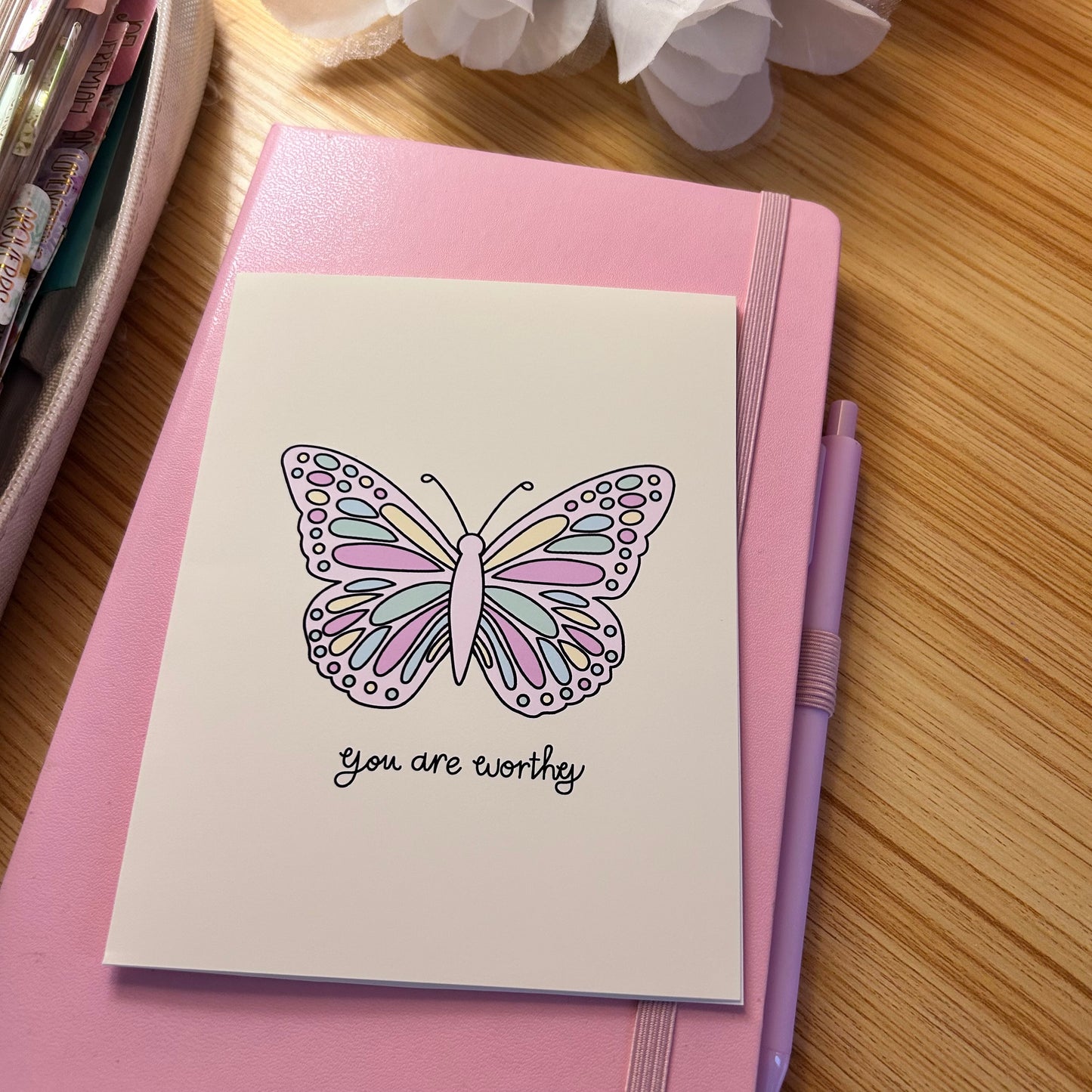 Du bist würdig | Bunte christliche Grußkarte mit Schmetterling