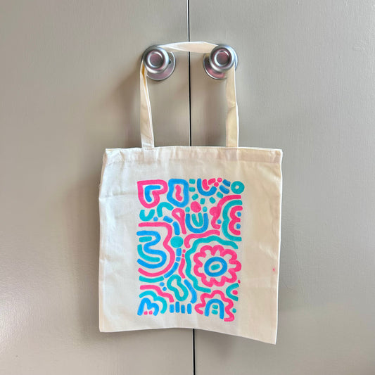 New Beginning Tote Bag mit aufwendiger, handgemalter fröhlicher Linienkunst (Pink + Blau)