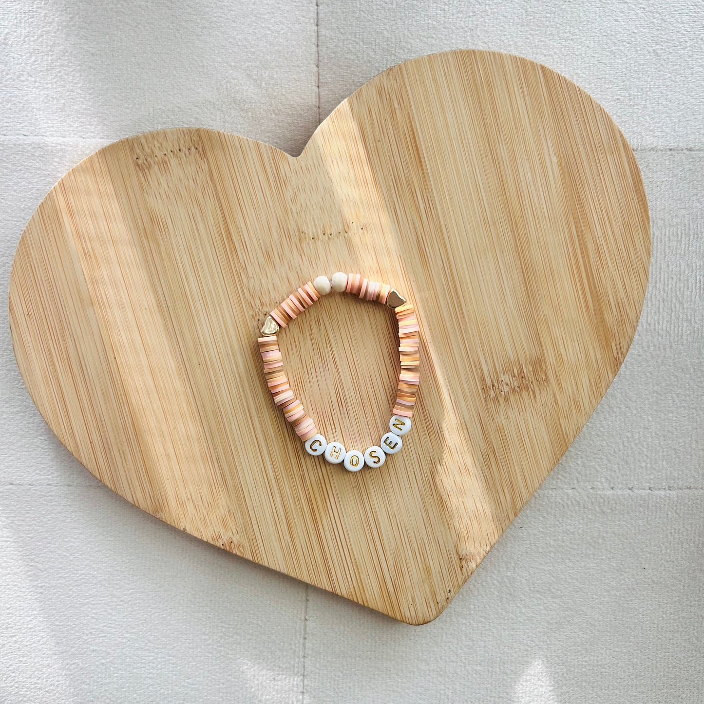 Heishi-Armband mit Glaubenssymbolen